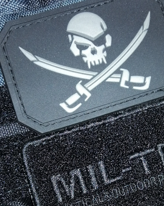 PARCHE PVC Calaveras Piratas y Espadas Negro