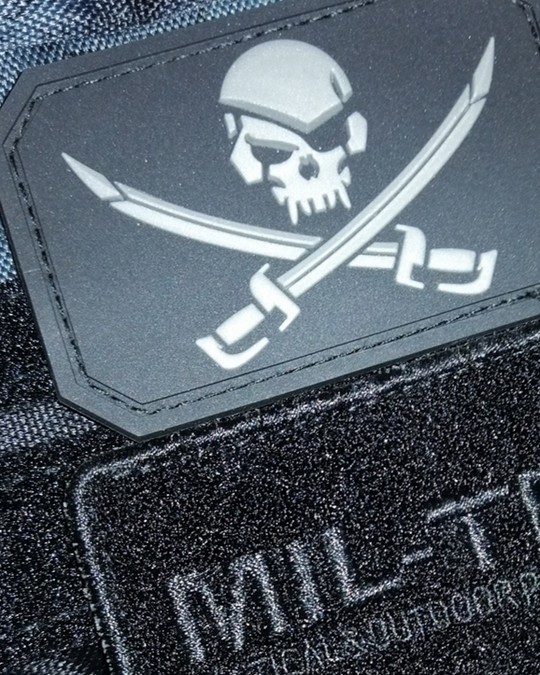 PARCHE PVC Calaveras Piratas y Espadas Negro