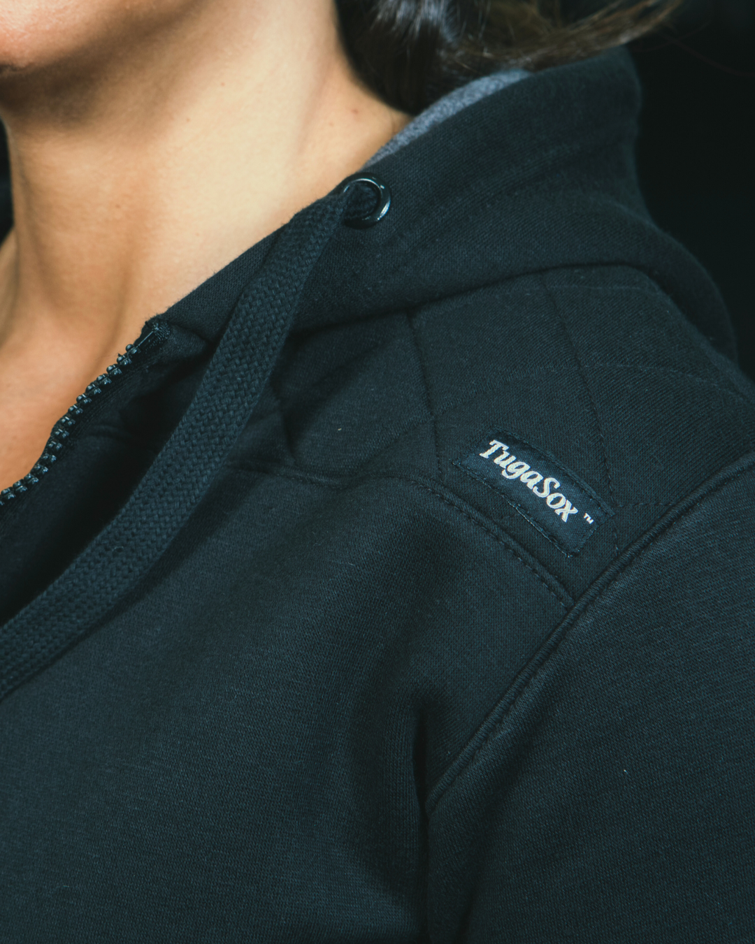 CARBON HOODIE FEMININO DETALHE