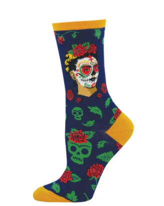 Meias Dia de los Frida - Lifestyle da Socksmith com ilustração inspirada no Día de los Muertos e no estilo artístico de Frida Kahlo.