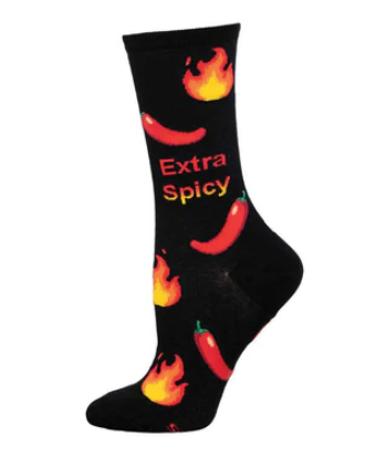 Meias Extra Spicy - Lifestyle da Socksmith em preto, com padrão de malaguetas vermelhas, chamas e a frase "Extra Spicy".