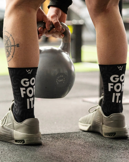 Meias Go For It da Wabiks em utilização durante treino com kettlebell.