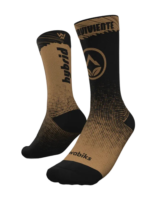 Meias ULTRASURVIVOR Hybrid da Wabiks em preto e bronze, meias técnicas com tecnologia SoftAir+ para treino e running.