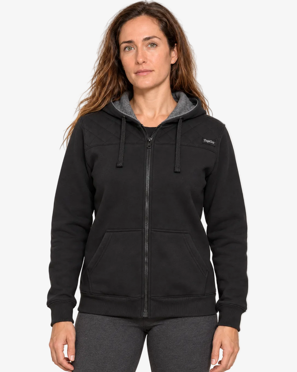 Zip Hoodie Carbon unissexo da TugaSox em modelo feminino, com corte atlético, fecho frontal e capuz forrado a cinza escuro.