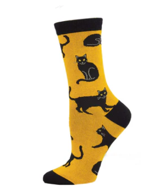 Meias Black Cats Bamboo - Lifestyle da Socksmith em amarelo-mostarda, com padrão de gatos pretos.