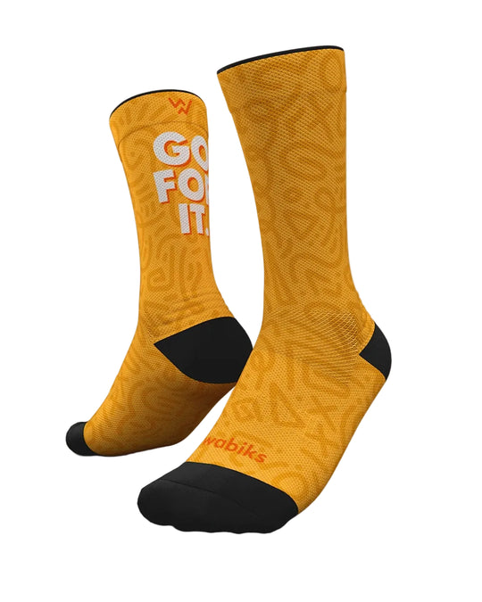 Meias Go For It Hybrid da Wabiks em laranja, para running e treino funcional.