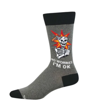 Meias No Worries I'm OK - Lifestyle da Socksmith em cinzento, com ilustração de um esqueleto e a frase "No Worries I'm OK".