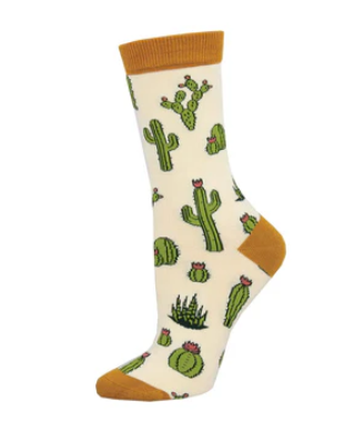 Meias King Cactus Bamboo - Lifestyle da Socksmith em bege, com padrão de cactos verdes e detalhes em camel.