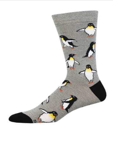 Meias Penguin Personality - Lifestyle da Socksmith em cinzento, com padrão de pinguins.