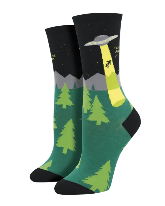 Meias Alien Abduction - Lifestyle da Socksmith em verde e preto, com ilustração de um disco voador a abduzir uma pessoa sobre uma floresta.