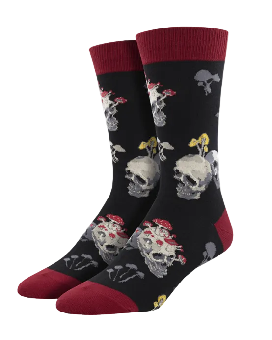 Meias Bone Heads - Lifestyle da Socksmith em preto, com padrão de caveiras, cogumelos silvestres e pequenos detalhes inspirados na floresta.