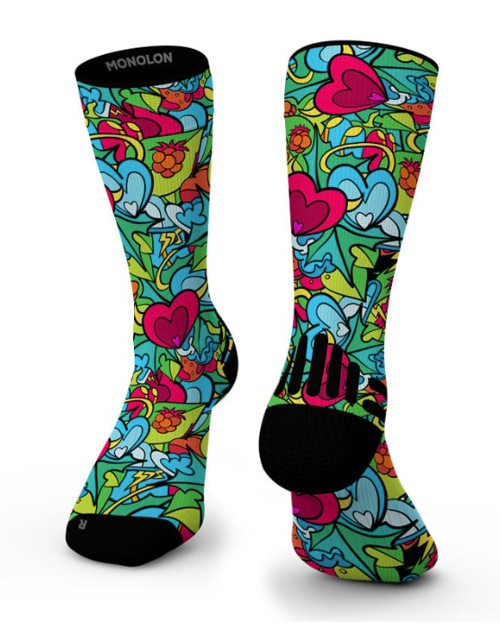 Meias Hybrid Eden da Monolon com cano alto e grafismo multicolor com corações e elementos orgânicos em tons vibrantes.