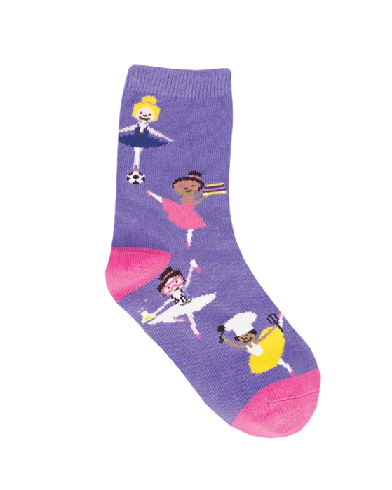Meias Girl Power - Criança da Socksmith em lilás e rosa, com ilustrações de meninas a praticar ballet, ginástica e futebol.
