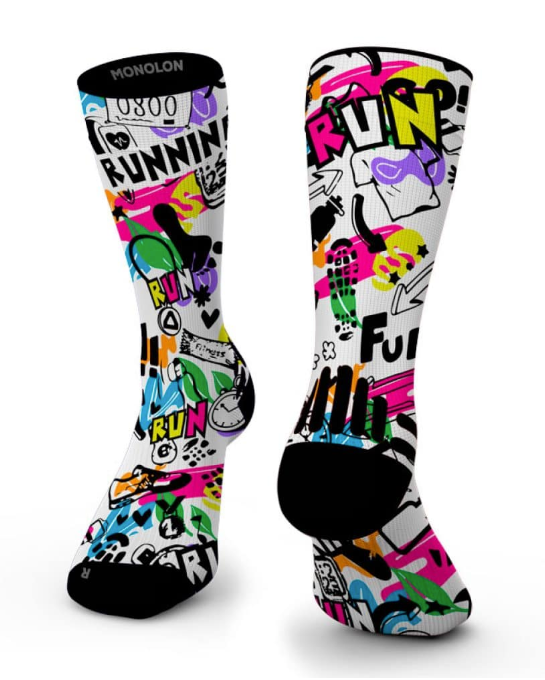 Meias Hybrid Happy Run da Monolon com cano alto e grafismo colorido inspirado no running, com elementos e frases relacionados com corrida.