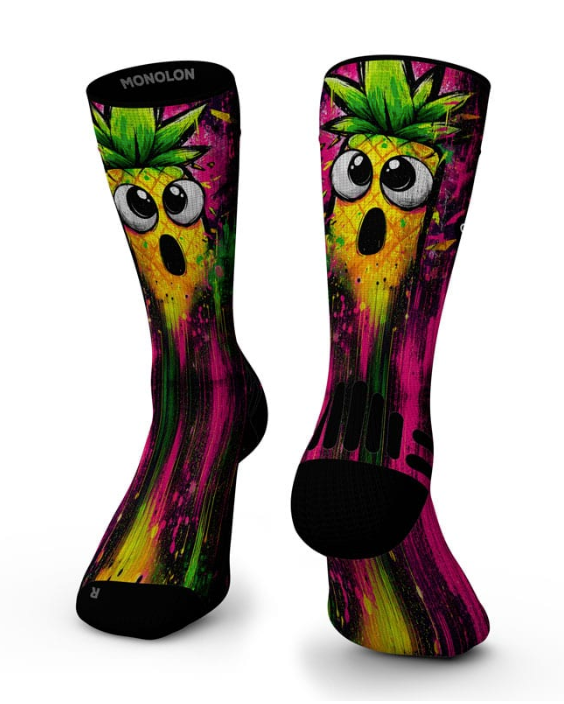 Meias Hybrid Shock Pineapple da Monolon com cano alto e grafismo multicolor de ananás em estilo cartoon.