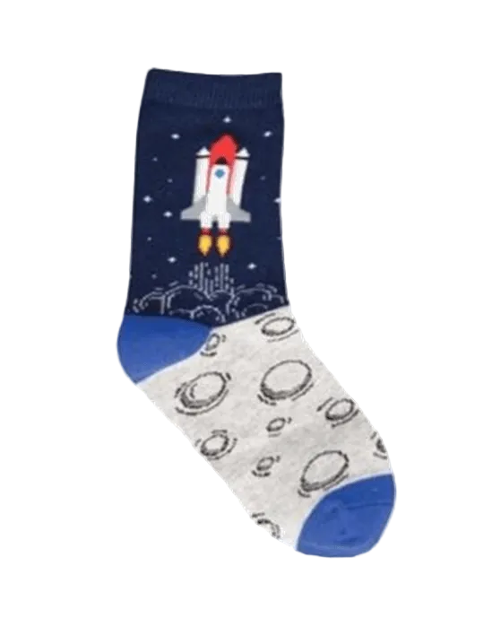 Meias To the Moon and Back - Criança da Socksmith com um foguetão em direção ao espaço, céu estrelado e padrão inspirado na superfície da Lua.