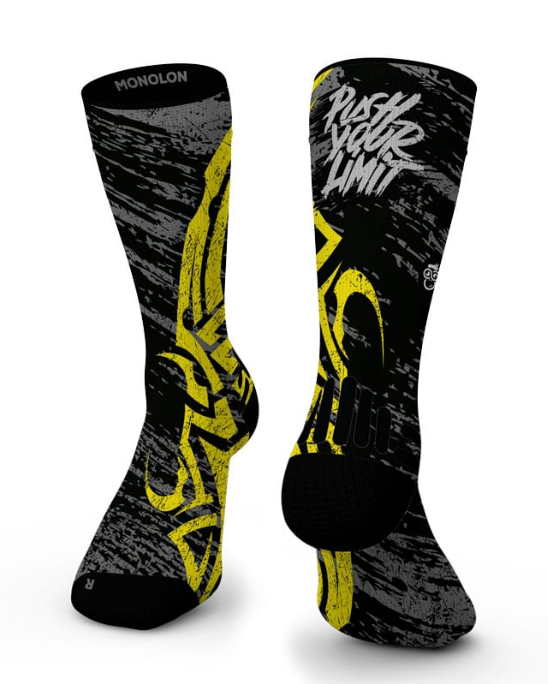 Meias Hybrid Push Your Limits da Monolon em preto, cinzento e amarelo, com cano alto, zonas reforçadas e grafismo desportivo.