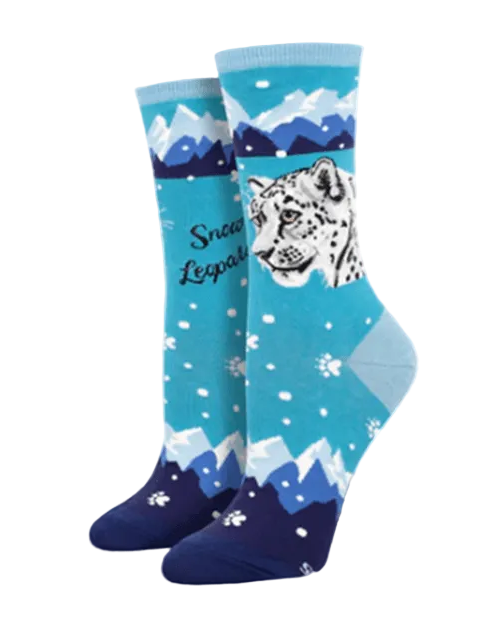 Meias Snow leopard- Lifestyle da Socksmith em tons de azul, com ilustração de um leopardo-das-neves sobre uma paisagem montanhosa.