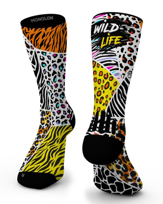 Meias Hybrid Wild Life da Monolon com cano alto e grafismo multicolor inspirado em padrões de zebra, tigre e leopardo.