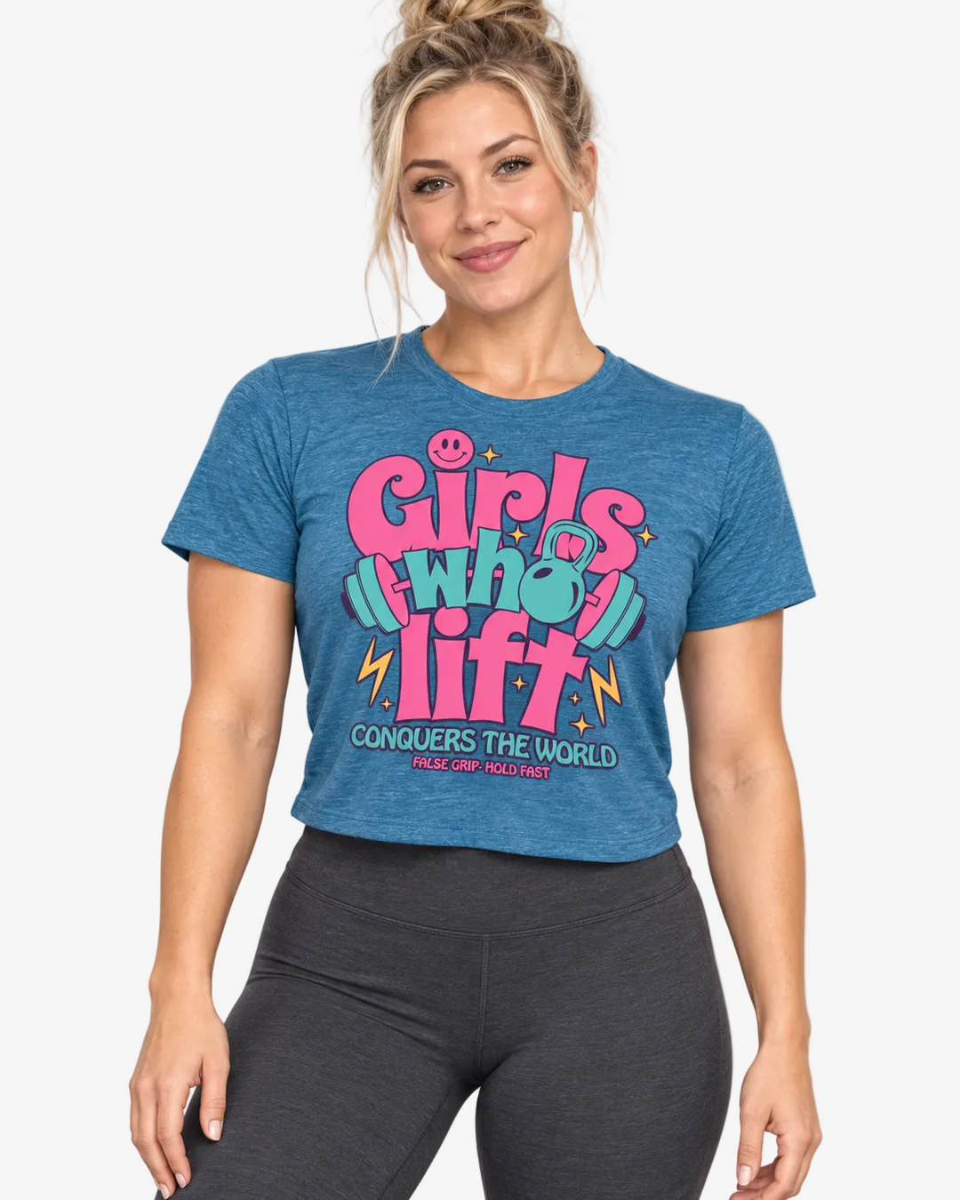 Crop T-Shirt Girls Who Lift da False Grip em Azul Teal, com grafismo colorido de kettlebell e barra na frente.