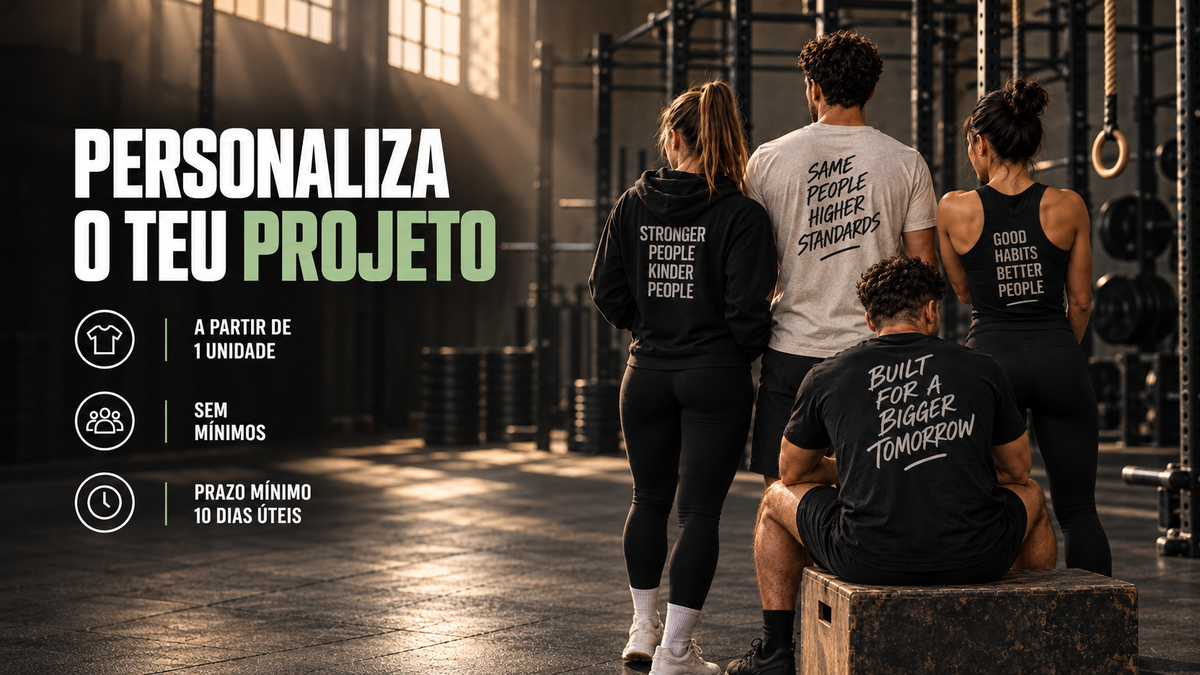 Grupo de atletas visto de costas num ginásio industrial, usando t-shirts, hoodie e top com personalizações localizadas, acompanhado dos principais benefícios do serviço de personalização TugaSox.