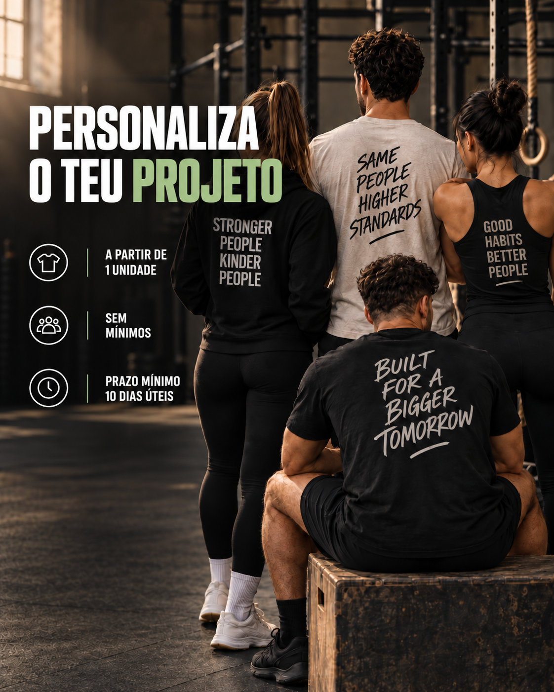 Atletas com exemplos de t-shirts personalizadas num ambiente de trein  funcional.