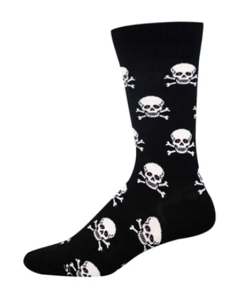 Meias Skull and Bones Club - Lifestyle da Socksmith em preto, com padrão de caveiras e ossos cruzados. 