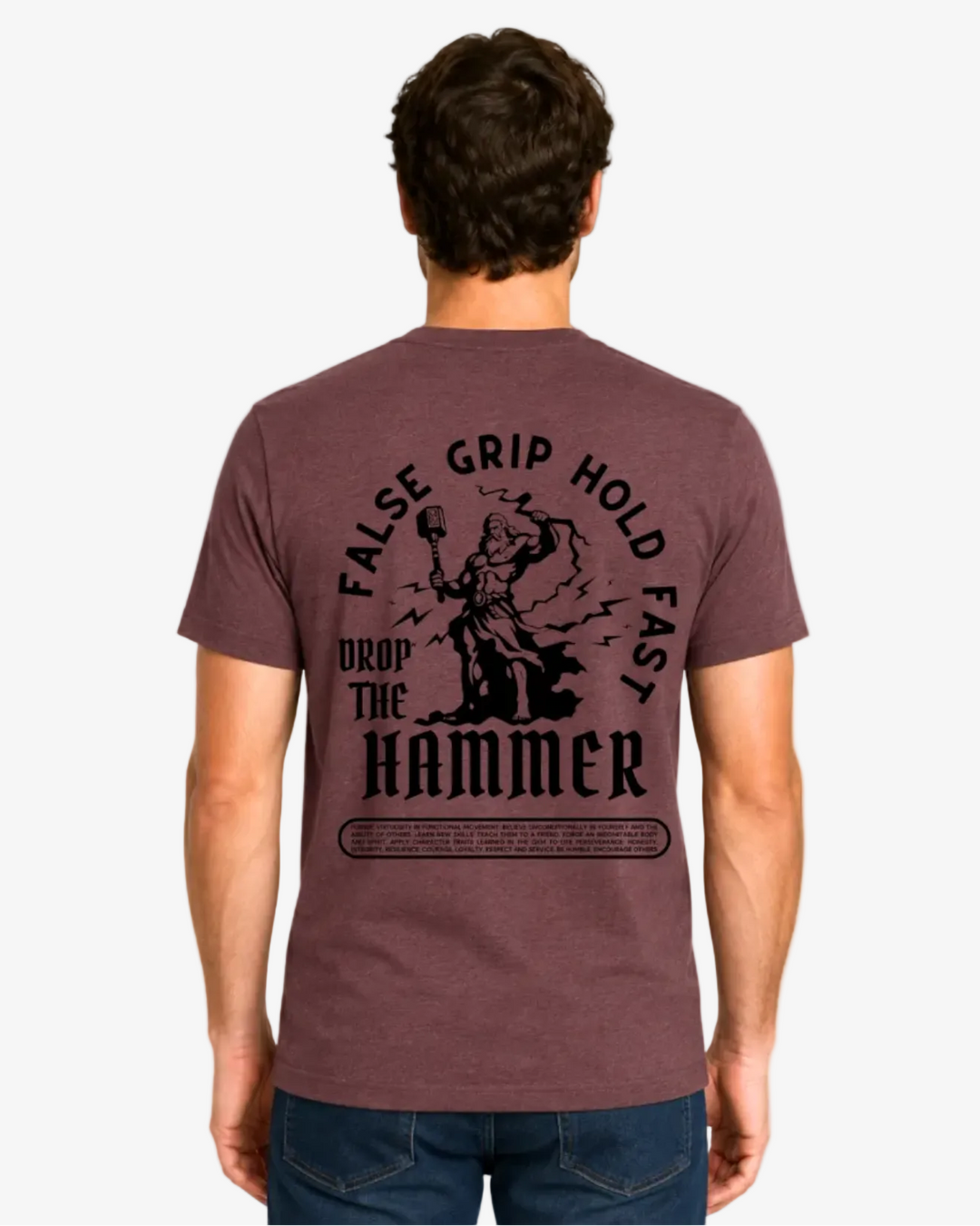 T-Shirt Drop the Hammer da False Grip em Bordeaux, vista de costas com grafismo inspirado no treino de força e martelo do thor