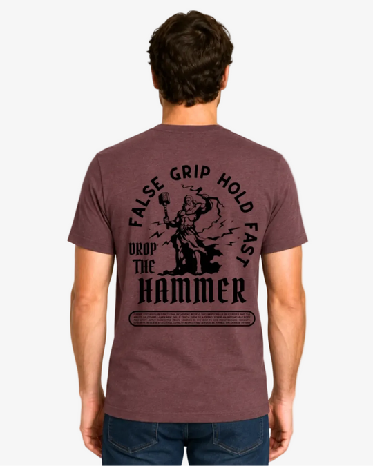 T-Shirt Drop the Hammer da False Grip em Bordeaux, vista de costas com grafismo inspirado no treino de força e martelo do thor