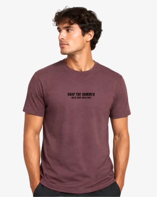T-Shirt masculina Drop the Hammer da False Grip em Bordeaux, com corte atlético e estampagem discreta no peito.