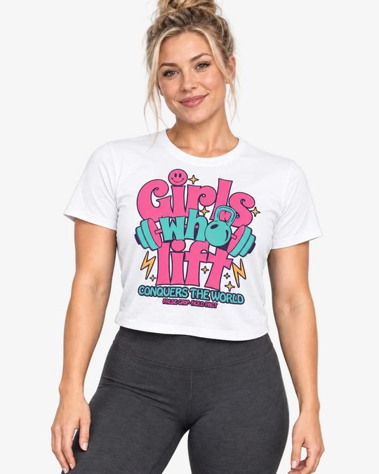 Crop T-Shirt Girls Who Lift da False Grip em branco, com grafismo frontal colorido inspirado no treino de força.