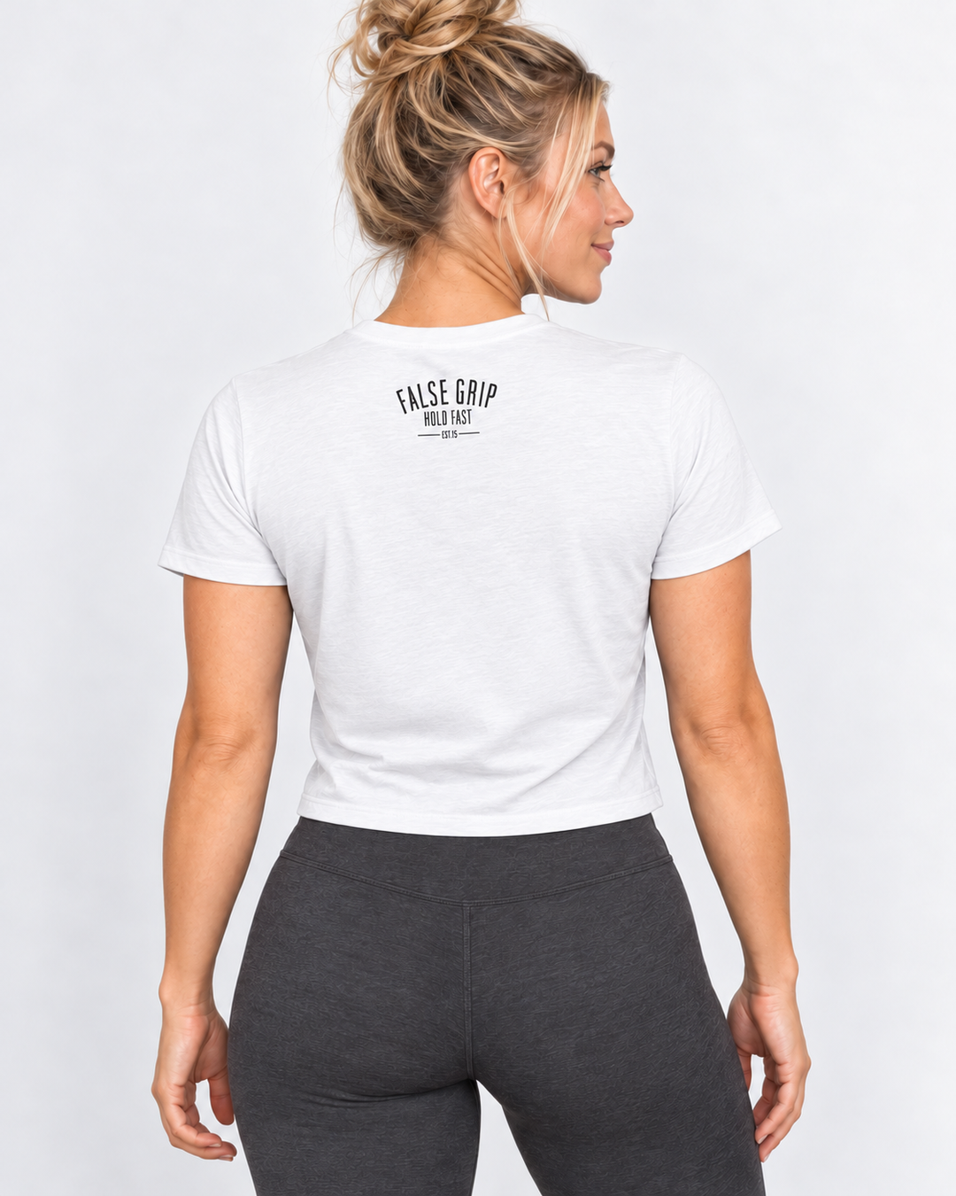 Vista traseira da Crop T-Shirt Girls Who Lift em branco, com logótipo False Grip Hold Fast nas costas.