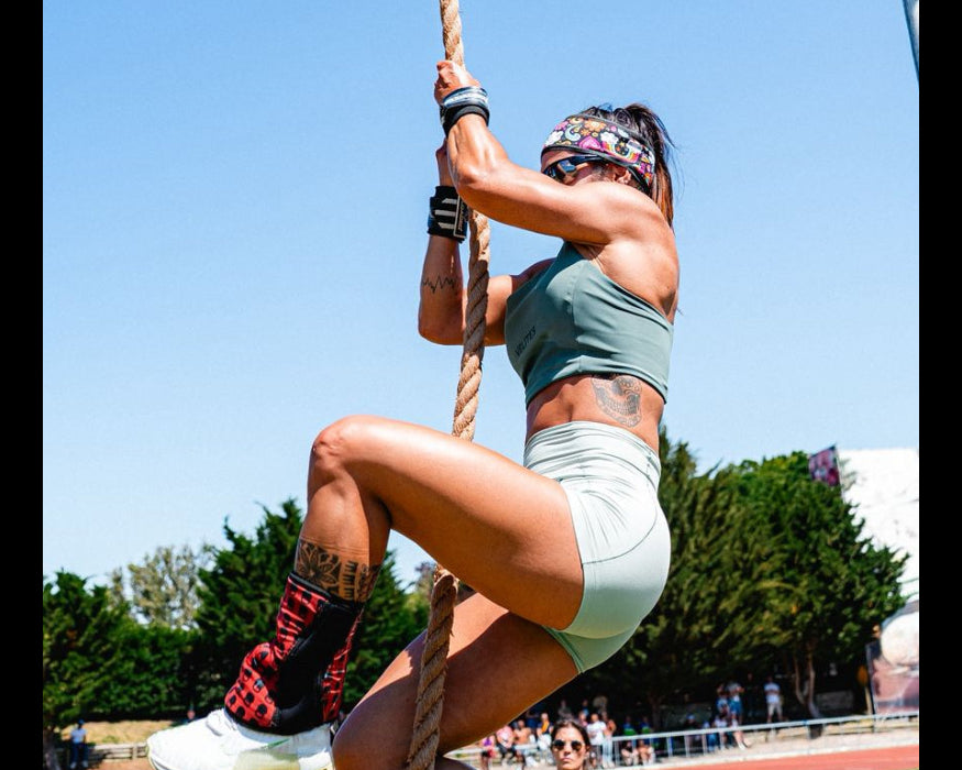 atletaem competição com um conjunto de calçoes e sport bra da velites, headband e meias da monolon