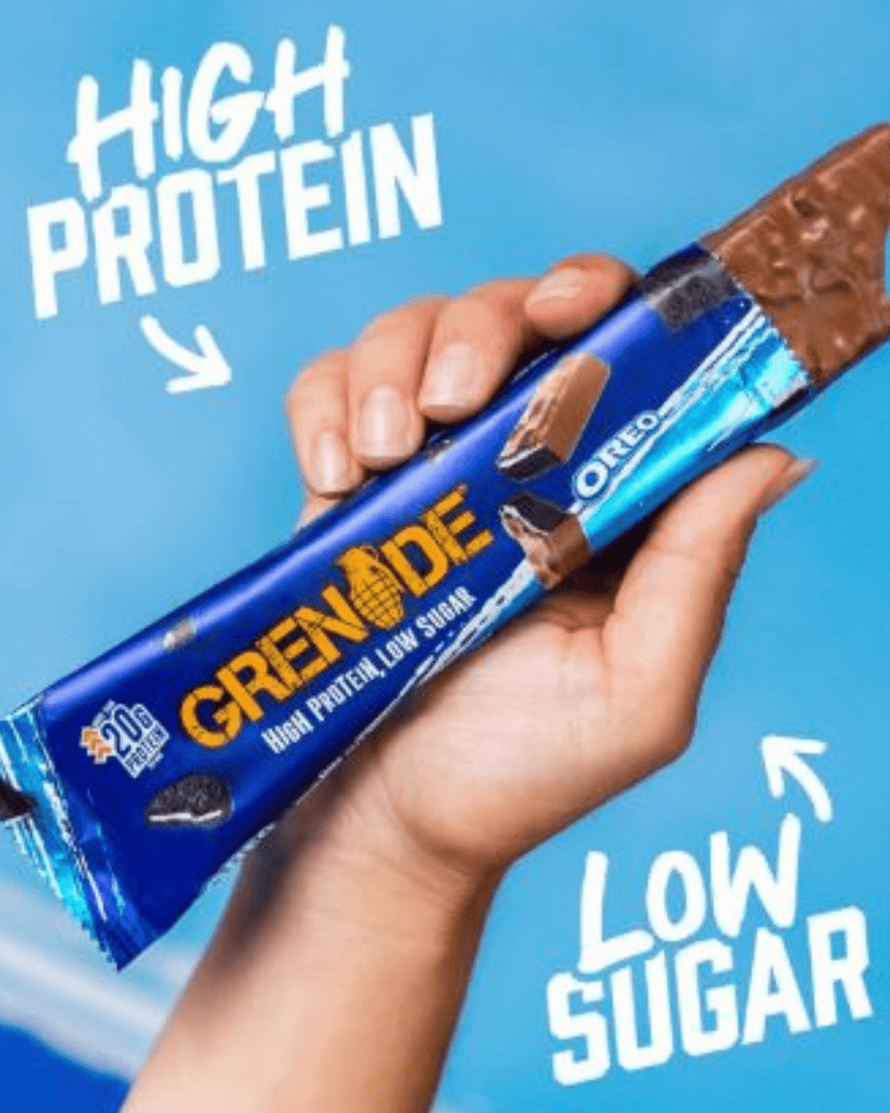 Grenade OREO Protein Bar segurada na mão, destacando alto teor de proteína e baixo teor de açúcar.