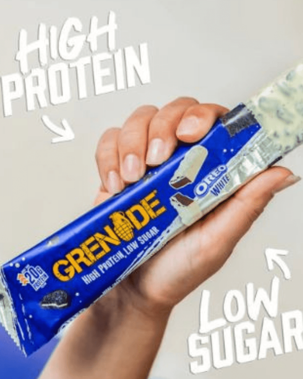 Grenade OREO White Protein Bar segurada na mão, destacando alto teor de proteína e baixo teor de açúcar.