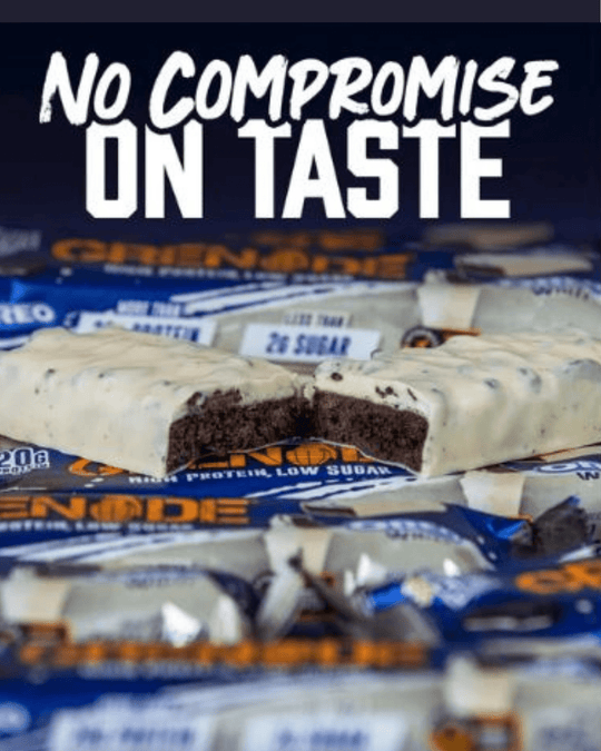 Grenade OREO White Protein Bar com chocolate branco e pedaços de OREO.