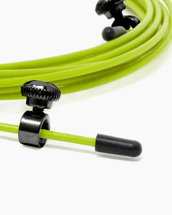Detalhe do cabo Velites de 2 mm instalado numa corda de saltar, com sistema de ajuste e fixação.