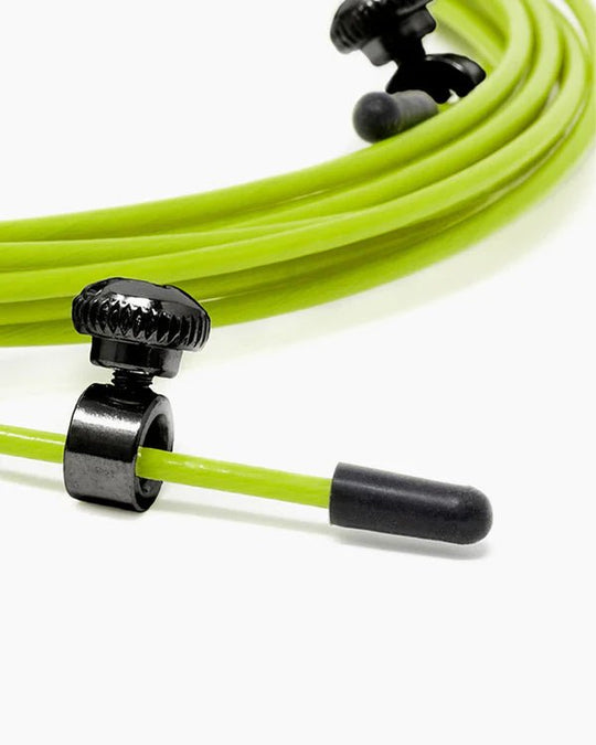 Detalhe do cabo Velites de 2 mm instalado numa corda de saltar, com sistema de ajuste e fixação.