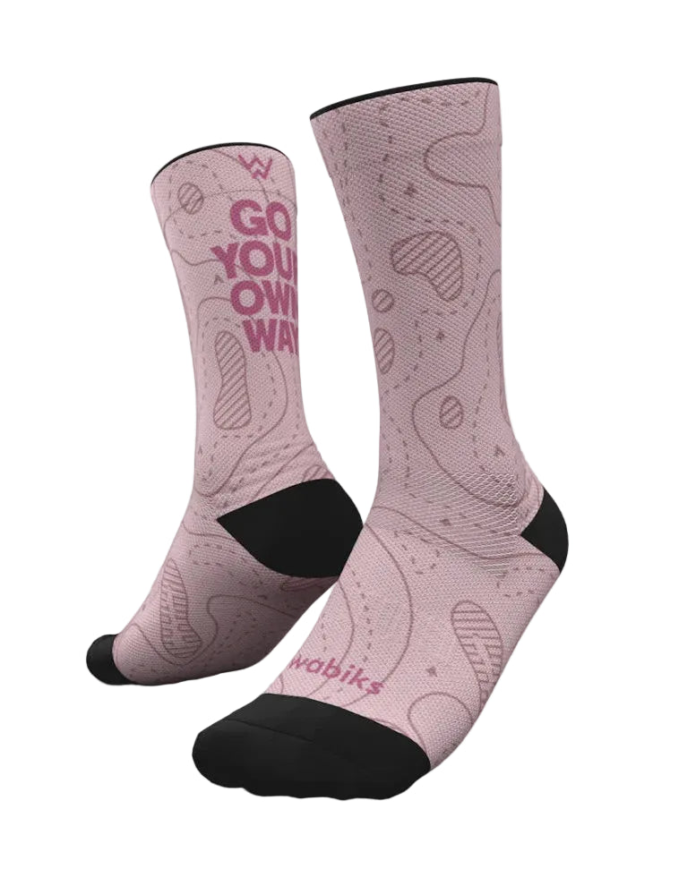 Meias Hybrid Go Your Own Way da Wabiks em rosa, com compressão média e construção técnica respirável.
