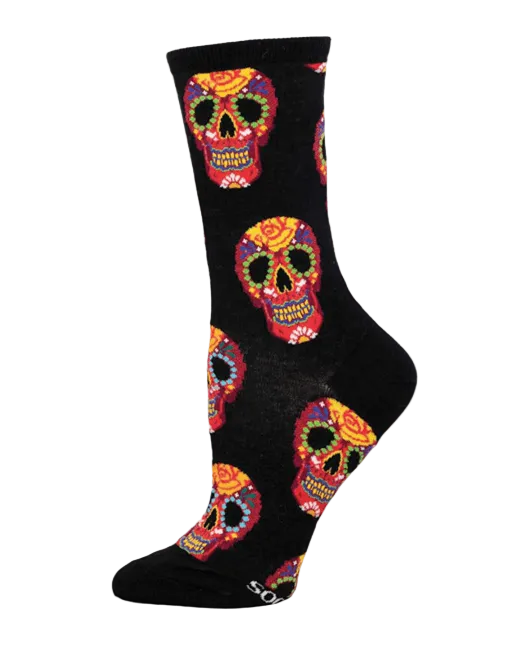 Meias Día de los Muertos - Lifestyle da Socksmith em preto, com padrão de caveiras mexicanas coloridas (Sugar Skulls).