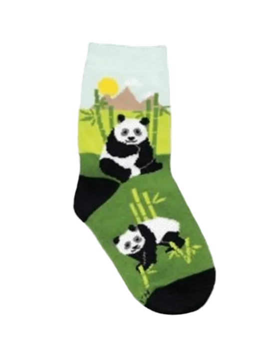 Meias Happy Panda - Criança da Socksmith em verde, com ilustração de pandas, bambus e uma paisagem natural.