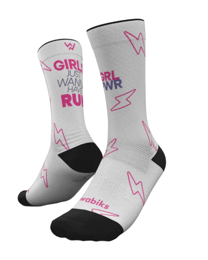 Vista das meias Híbridas Girls Wanna Run da Wabiks em branco, com lettering "Girls Wanna Run".