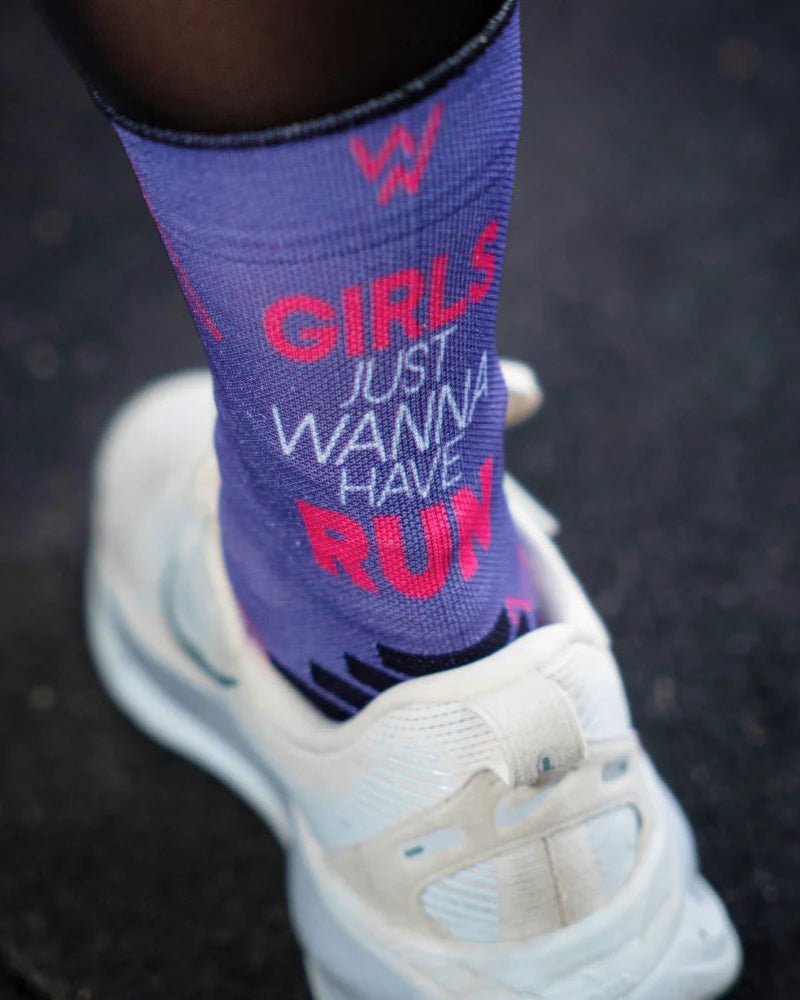 Pessoa a utilizar as meias Híbridas Girls Wanna Run cor purple da Wabiks durante uma corrida.