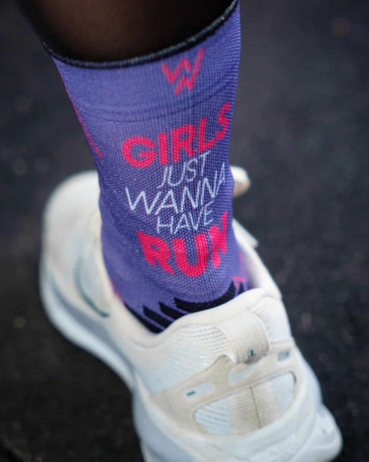 Pessoa a utilizar as meias Híbridas Girls Wanna Run cor purple da Wabiks durante uma corrida.
