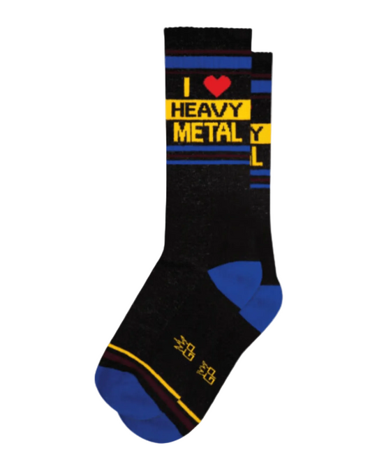Meias I Love Heavy Metal - Lifestyle unissexo da Gumball Poodle em preto, azul e amarelo, com lettering "I Love Heavy Metal" em estilo retro.