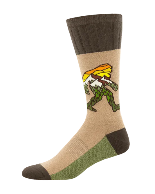 Meias Leave No Trace - Lifestyle da Socksmith em bege, verde e castanho, com ilustração inspirada em montanhas, floresta e natureza.