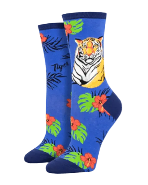 Meias Tiger - Lifestyle da Socksmith em azul, com ilustração de um tigre rodeado por flores e folhas tropicais.