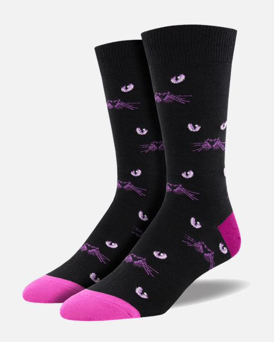 Meias Eyeing You - Lifestyle da Socksmith em preto, com padrão de olhos e bigodes de gato e detalhes em roxo.