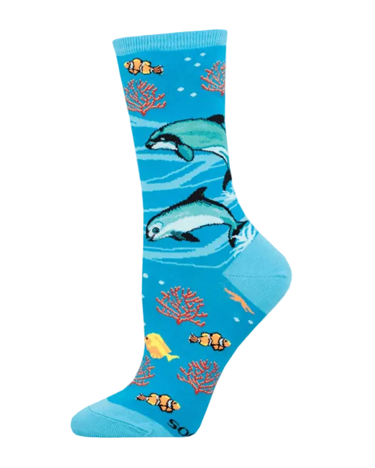 Meias Vaquita Dolphin - Lifestyle da Socksmith em azul, com padrão de golfinhos, peixes tropicais e corais.