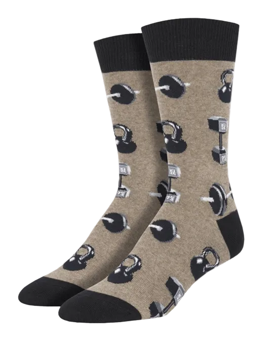 Meias Do You Even Lift, Bro? - Lifestyle da Socksmith em castanho, com padrão de halteres, kettlebells e pesos livres.